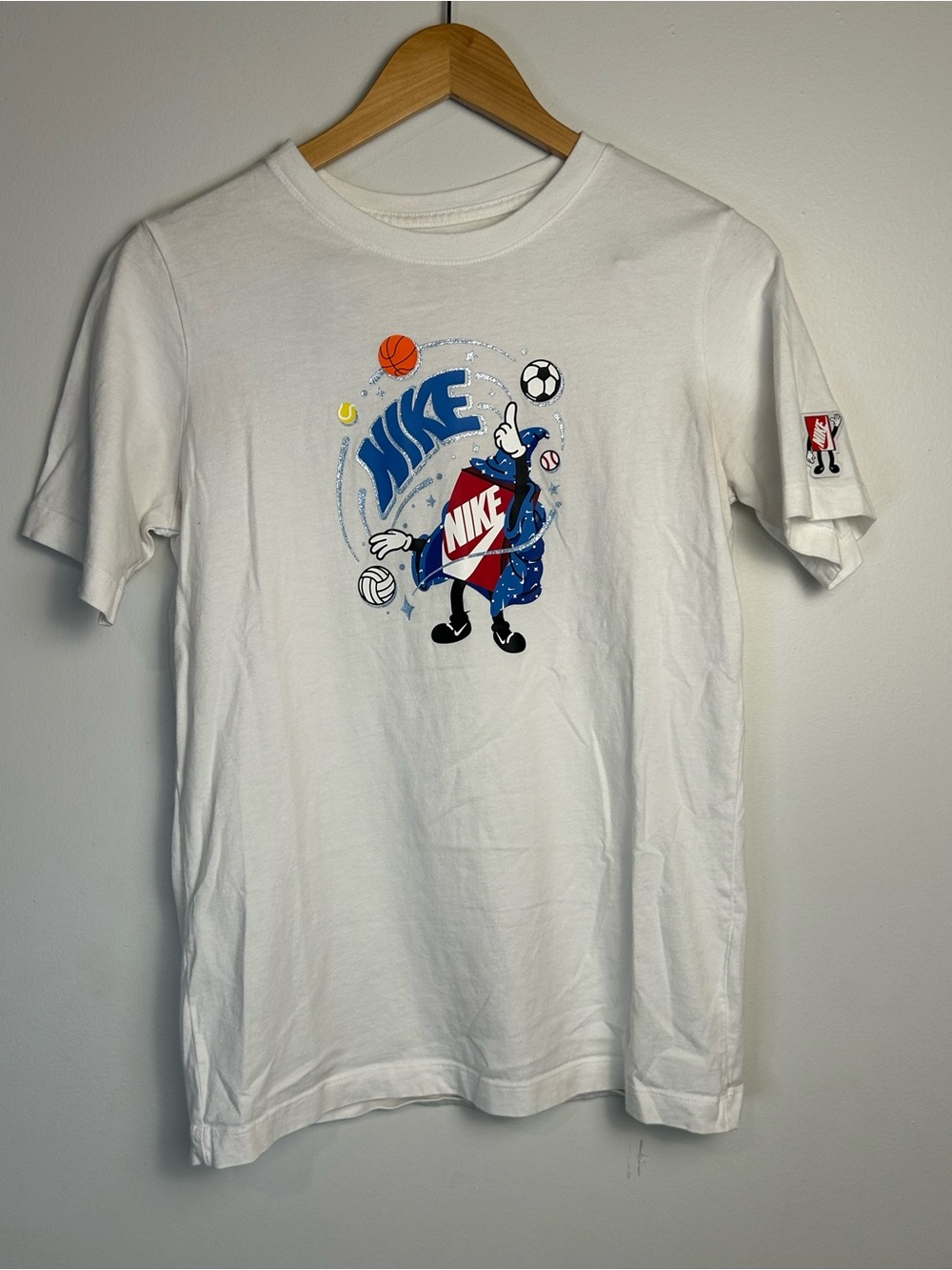Nike Disney Sportswear Big Kids XL Wizard of Sport Boxy Graphic White T-Shirt